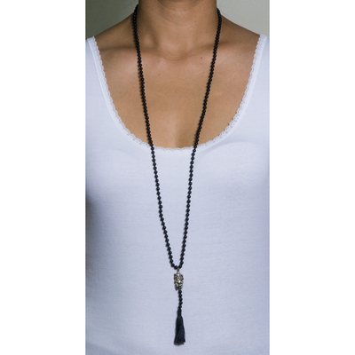 long necklace with 162 beads of 4 mm frosted onyx and gensh pendant in silver 925 and black tassel on model in white top
